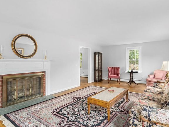 4th image of 95 Red Barn Ln