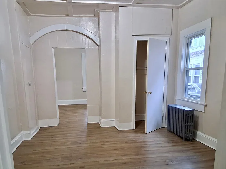 325 N laurel St — Photo 11