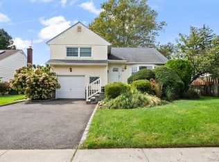 25 Marilyn Boulevard, Plainview, NY 11803