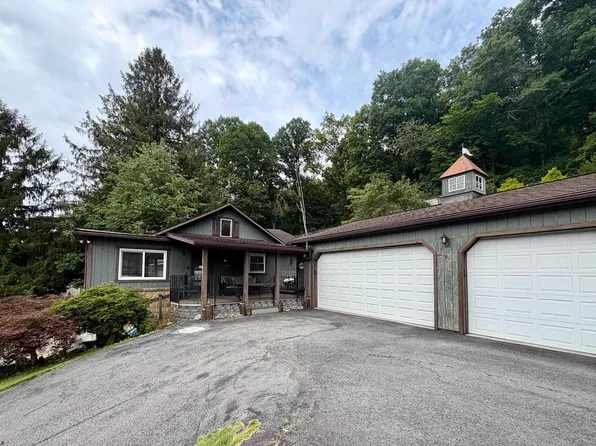 672 Lake Floyd Cir, Bristol, WV 26426