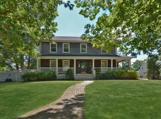 10 Amelia Pl, West Sayville, NY 11796