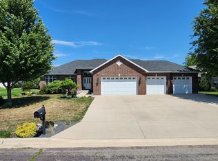 1808 Creekside Dr NE, Owatonna, MN 55060