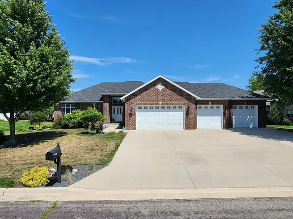 1808 Creekside Dr NE, Owatonna, MN 55060