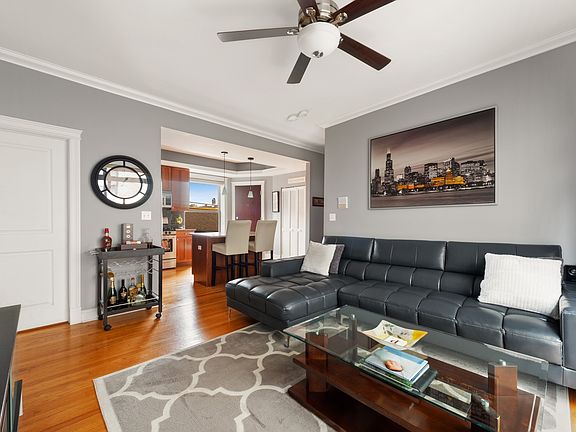 5th image of 814 W Aldine Ave APT 3N