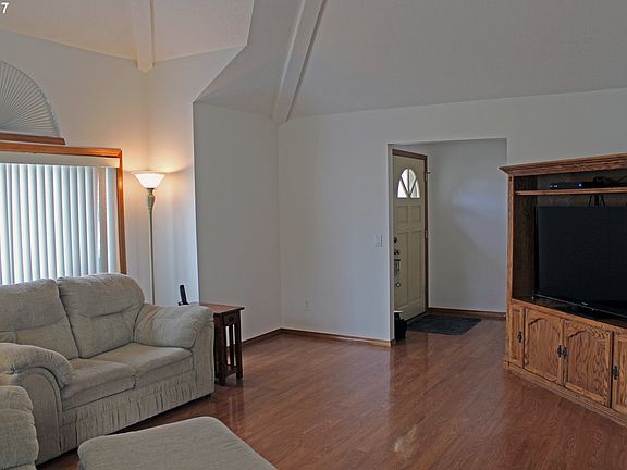 3rd image of 2010 NE Trisha Dr