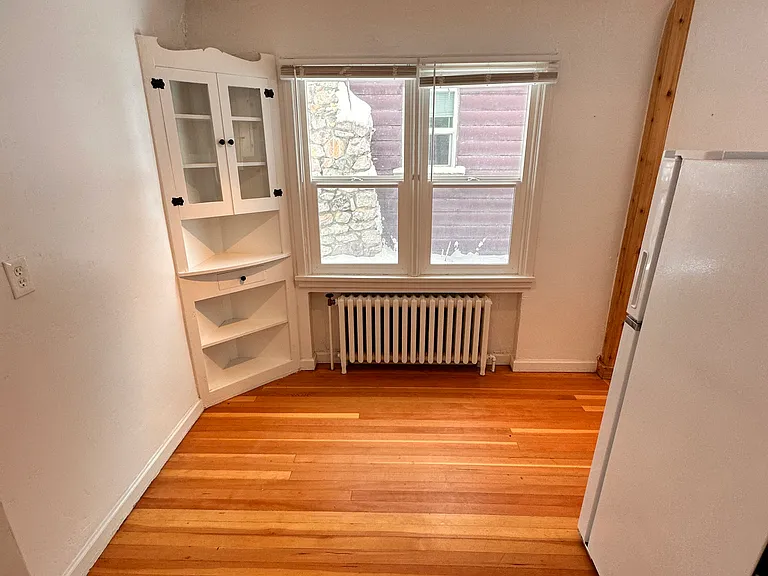 2445 Custer Ave — Photo 4