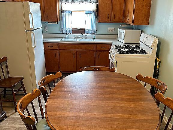 Kitchen appliances included