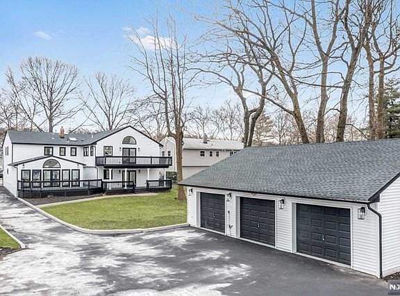 3rd image of 327 Elmwood Dr