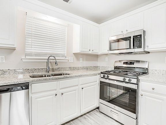 4th image of 2400 Lake Cove Ct
