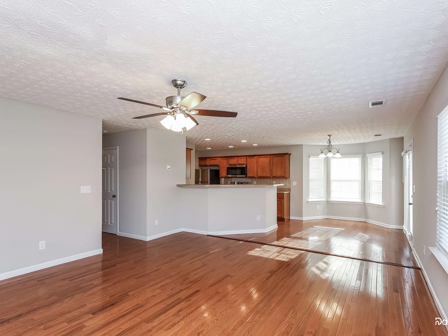 4 bed, 2.5 bath, 2424 sqft, $2,095 — Photo 4