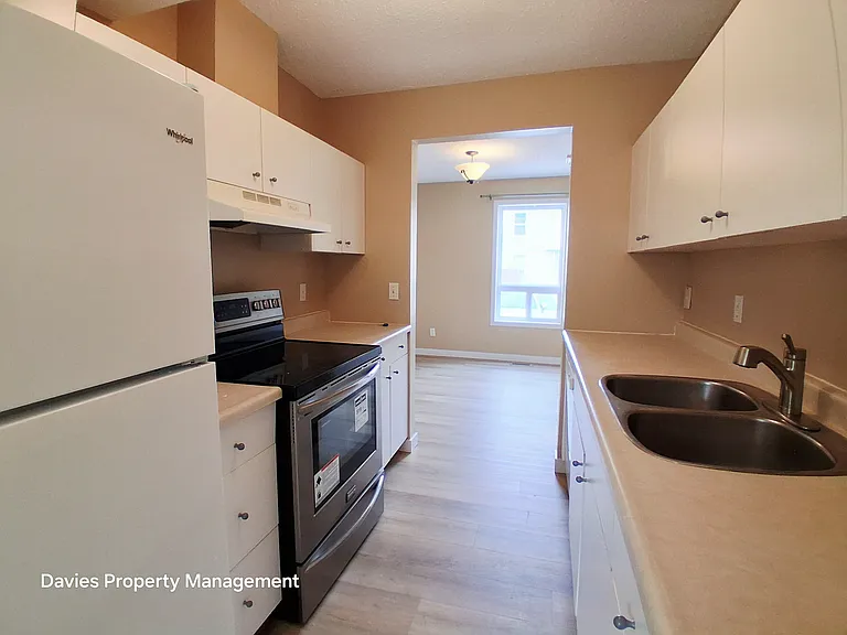636 Saddleback Rd NW — Photo 2