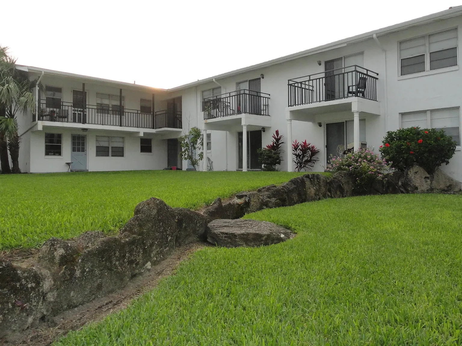 Beachside Apartments — Photo 3
