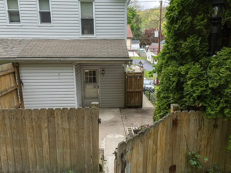 221 Center St — Photo 11