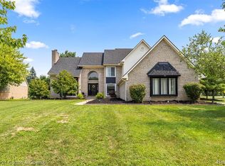 8140 N Pointe Ct, Canton, MI 48187