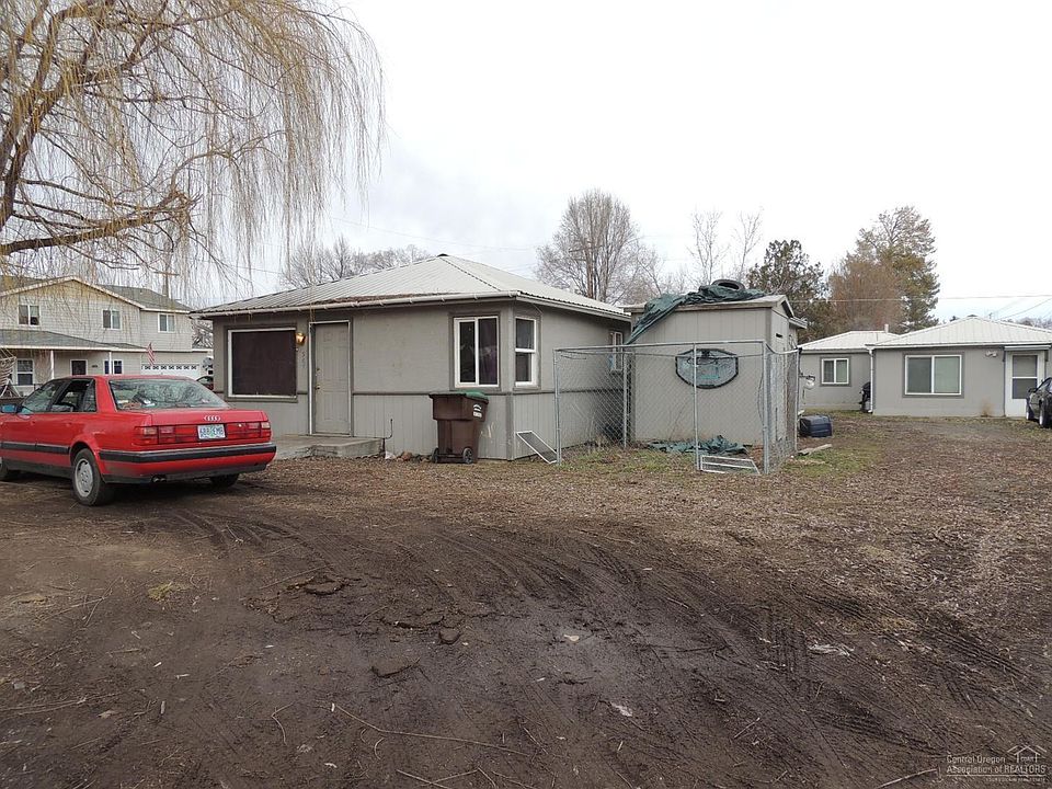 2nd image of 567 SE 5th Street Elm St
