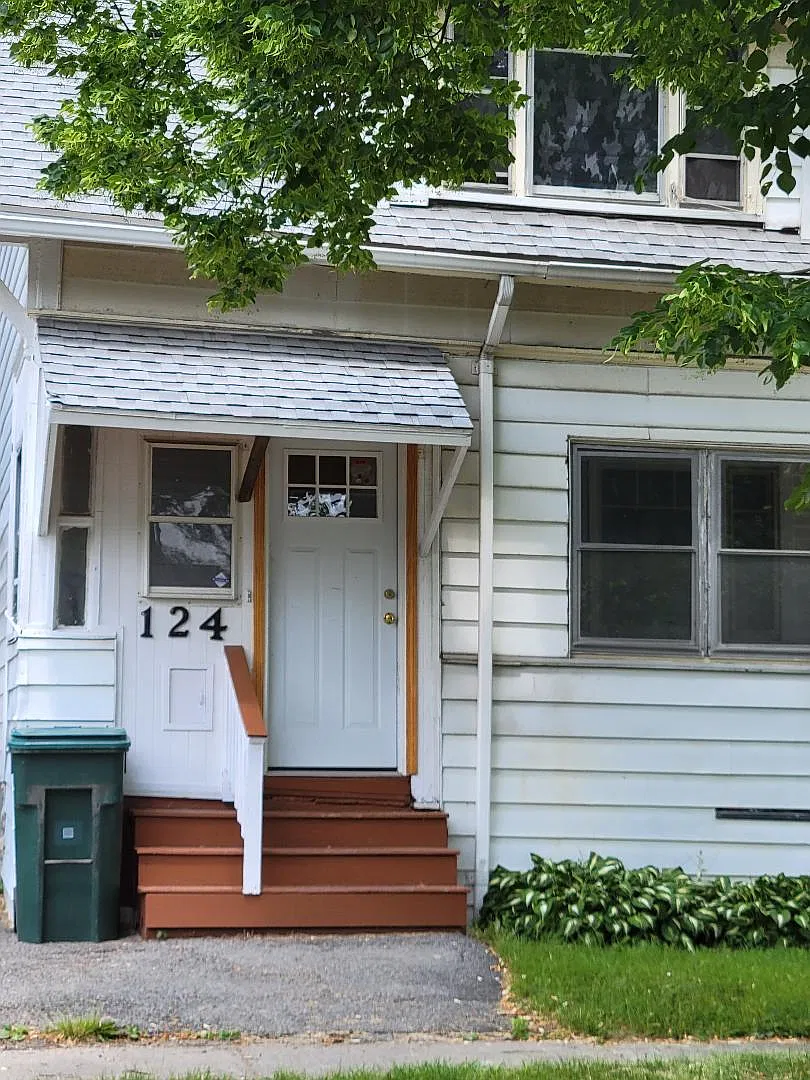 3 bed, 1.5 bath, 1324 sqft, $1,600 — Photo 1