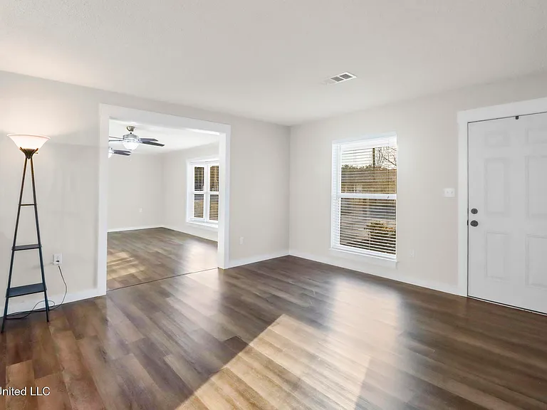 110 Jamaica St — Photo 4