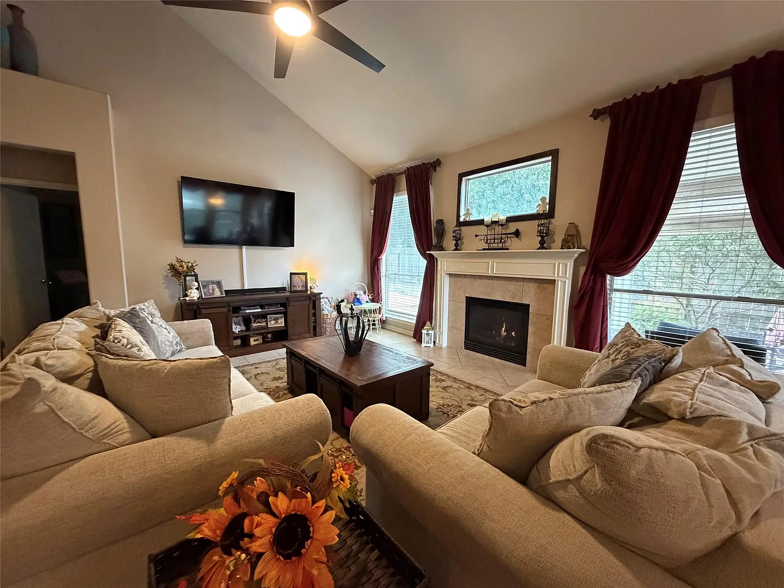 4 bed, 2.5 bath, 2800 sqft, $2,700 — Photo 3