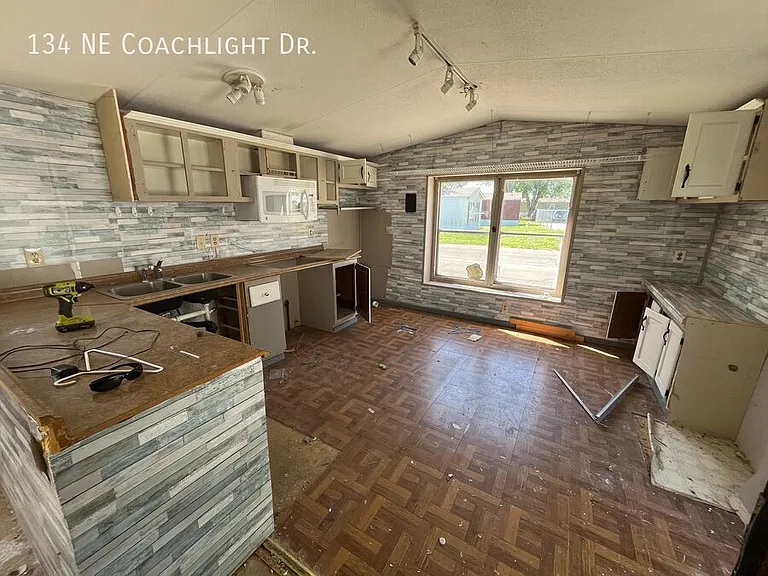 134 NE Coachlight Dr — Photo 3