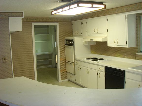 4th image of 210 California Blvd