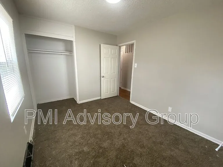 409 SE 34th St — Photo 10