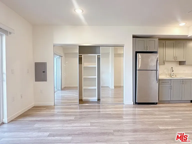 1025 S Berendo St #504 — Photo 6