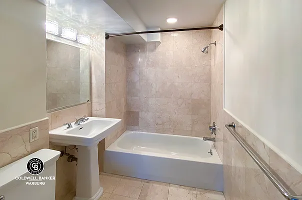 Rented by Coldwell Banker Warburg | media 20