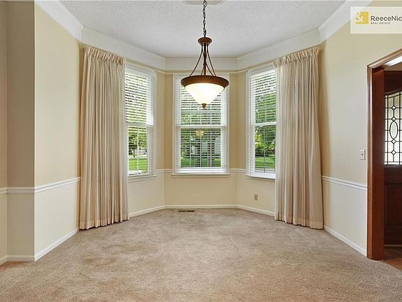 Formal dining with beautiful crown molding.