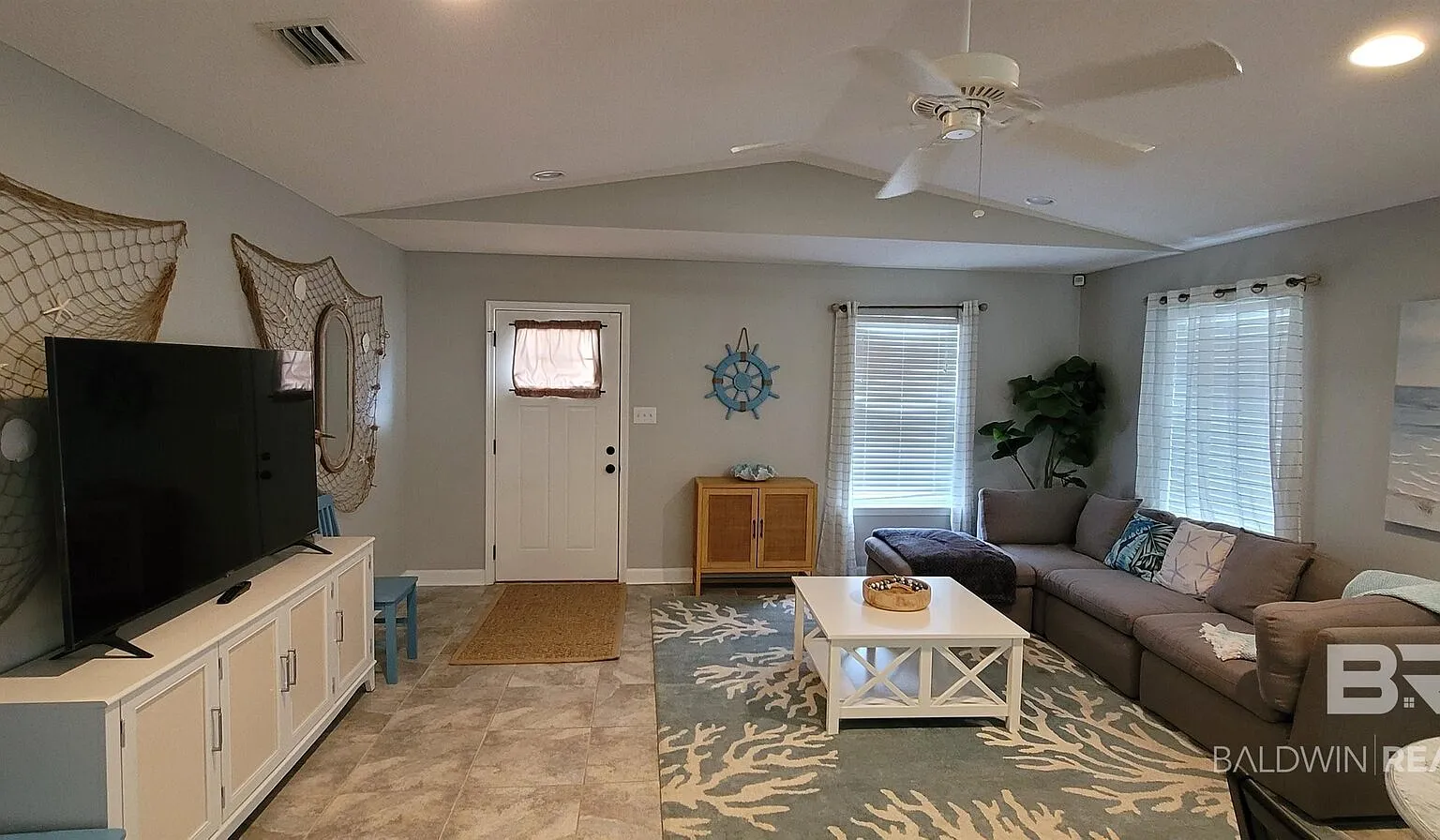 3 bed, 2.0 bath, 1252 sqft, $2,300 — Photo 2