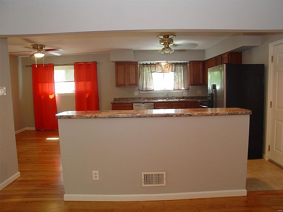 5th image of 820 Carmelita Ln
