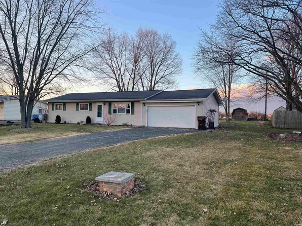 8941 E North Circle Dr, Churubusco, IN 46723