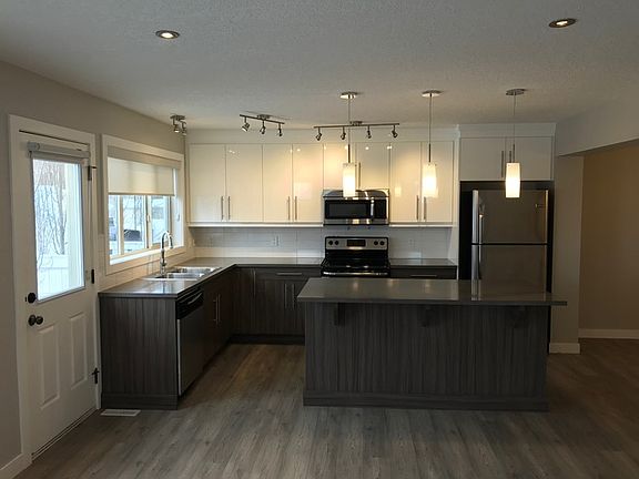 2nd image of 22 Banff Ct W