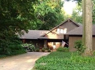 2275 Harcourt Dr, Cleveland Heights, OH 44106