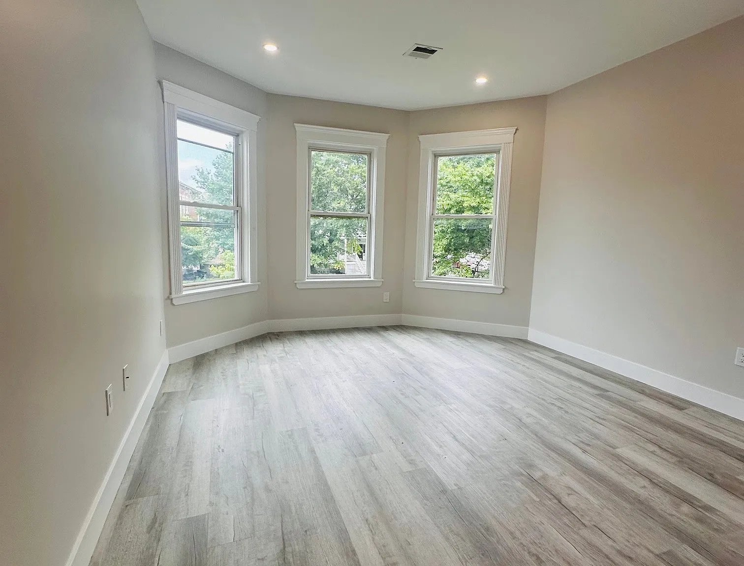 4 bed, 9999 sqft, $900 — Photo 2