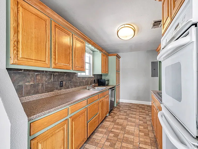 1710 N Weatherford St — Photo 18
