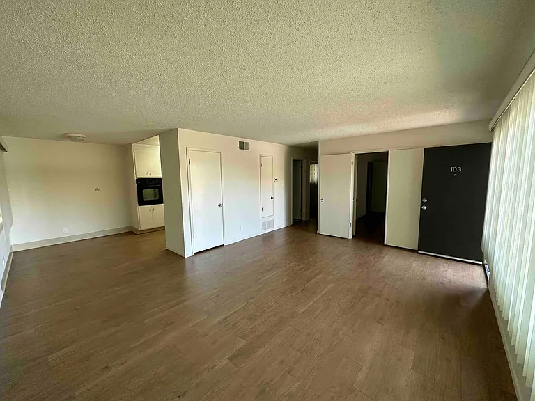 2819 Derby St — Photo 10