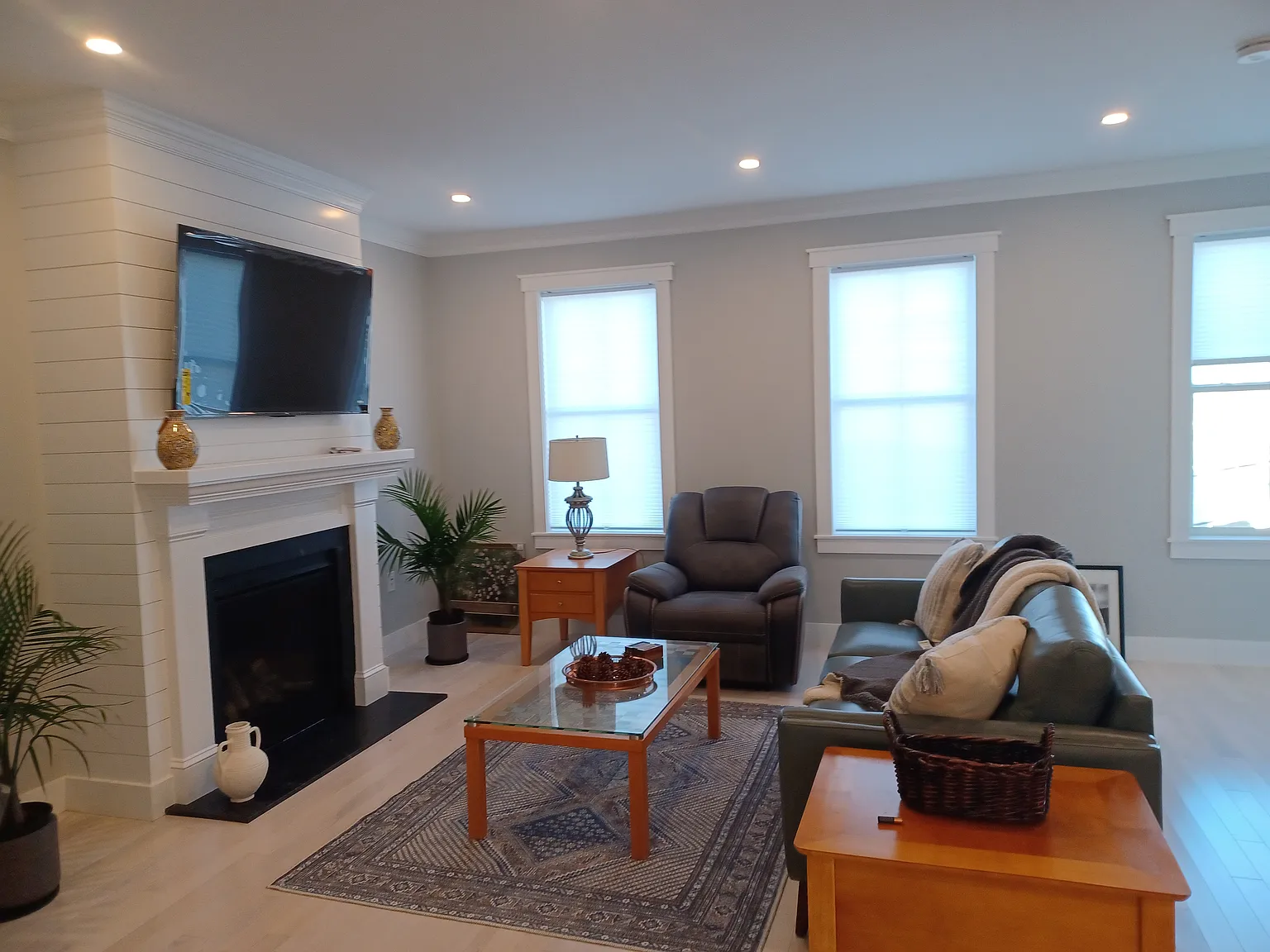 52 E Albion St — Photo 3