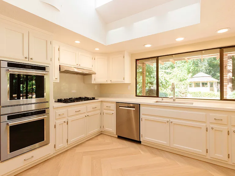 955 Kelley Ct — Photo 6