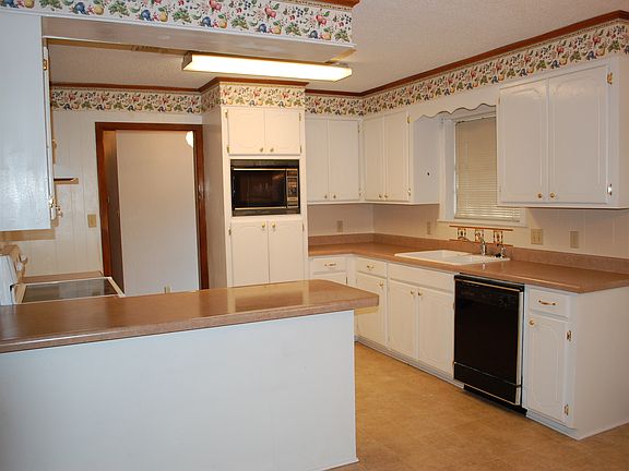 Good work space in kitchen