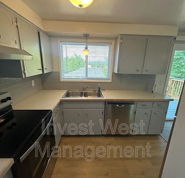 2920B Harney St — Photo 16