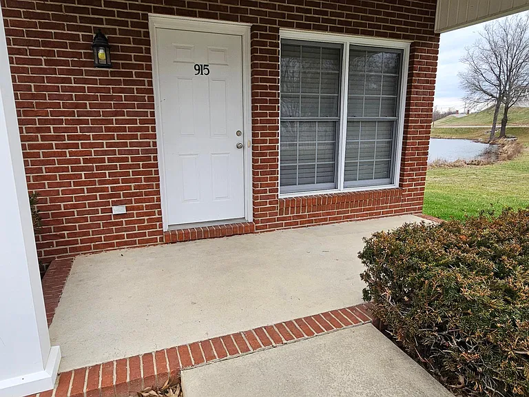 915 Nottingham Dr — Photo 2