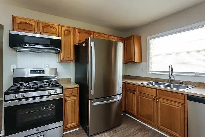 3 bed, 1301 sqft, $1,885 — Photo 3