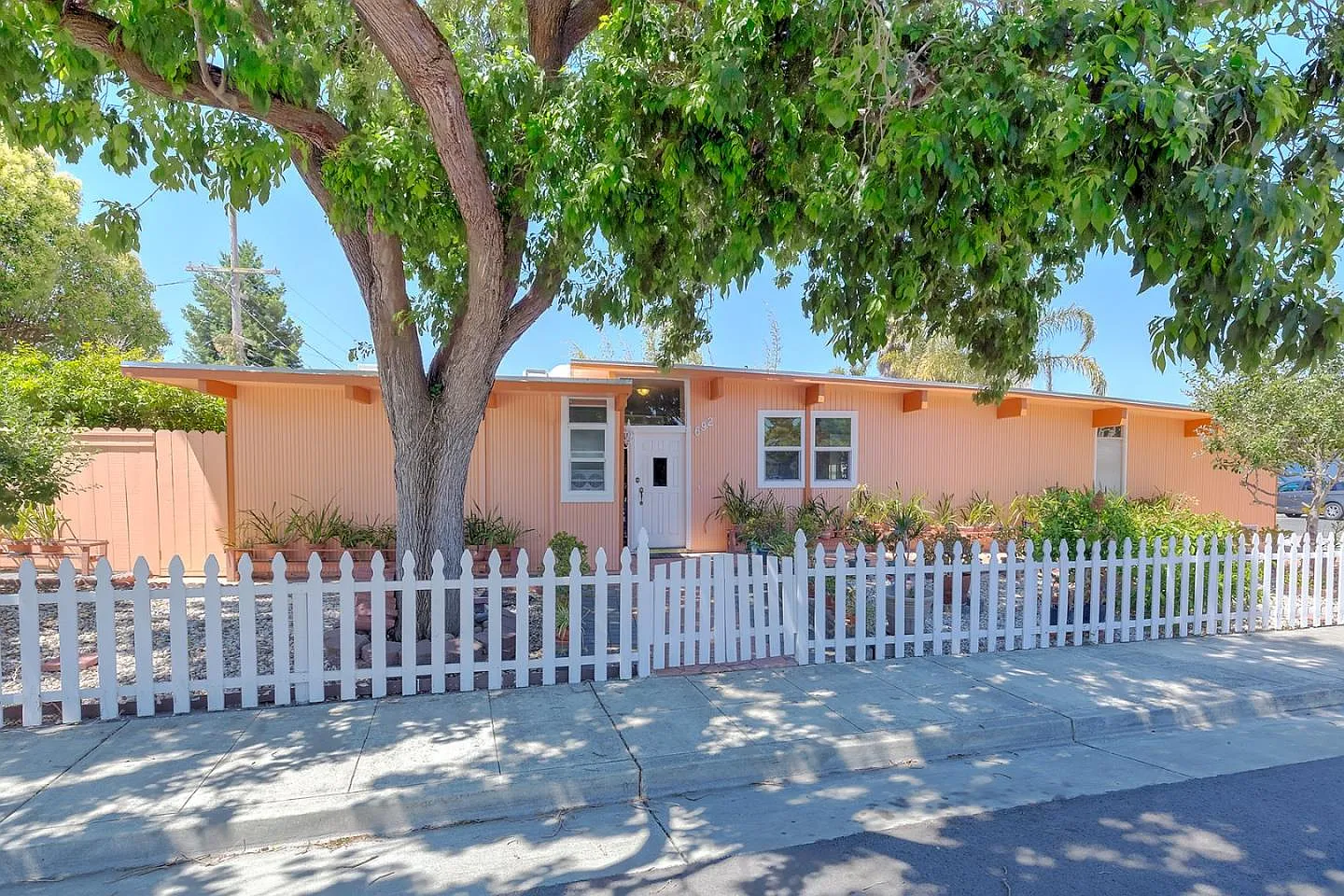 692 Joanne Dr photo 1