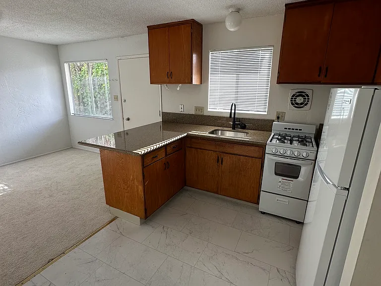 35 Valencia Ave #4 — Photo 3