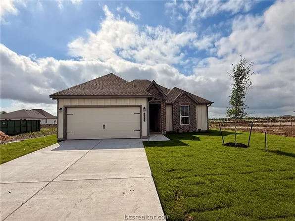 402 Harvest Lake Dr, Snook, TX 77878