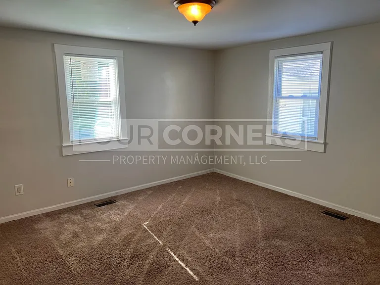 1901 Merritt Dr — Photo 6
