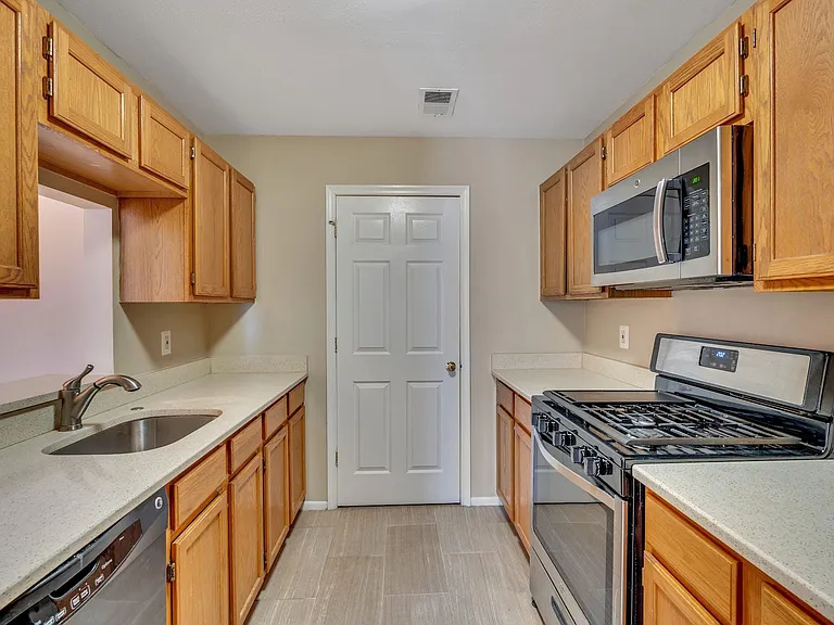 1041 Cumberland Ct — Photo 7