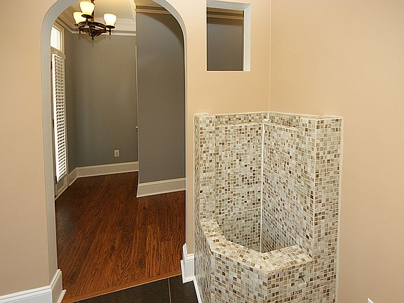 4th image of 204 Pimpernel St