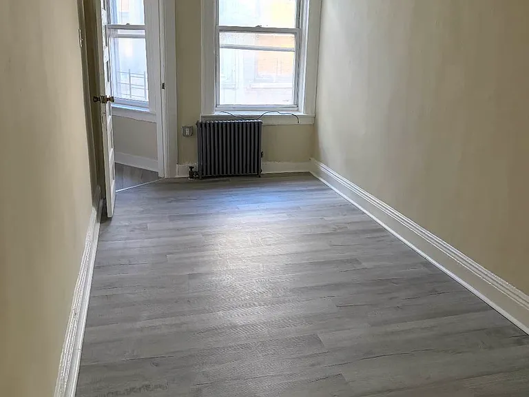 537 49th St #4R — Photo 8