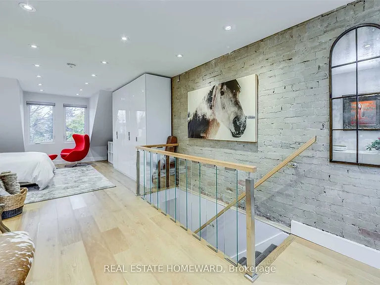 185 Strathmore Blvd #UPPER — Photo 11